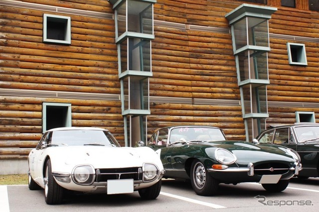 トヨタ 2000GT(左)と、ジャガー EType(右)