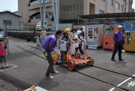 伊賀鉄道は5月3日に恒例の車両基地公開イベント「伊賀線まつり」を開催する。写真は軌道自転車運転体験の様子。