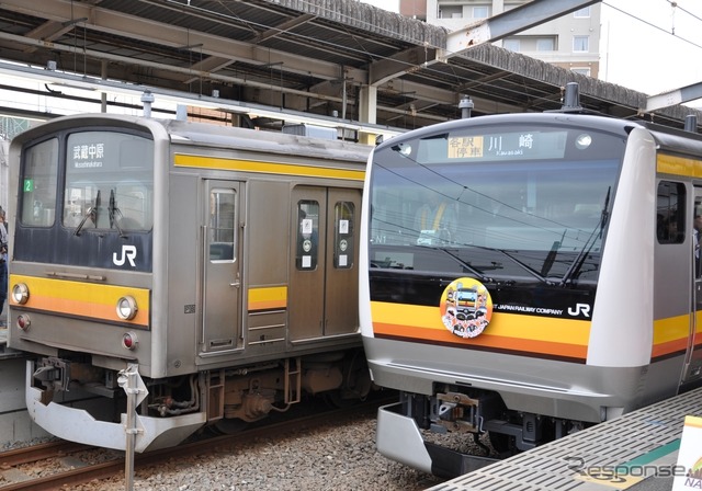 南武線の従来車205系(左)と新型車E233系8000番台(右)。横浜線や埼京線に続き、南武線の205系もE233系の投入に伴いインドネシアに譲渡される。
