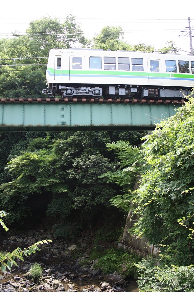 叡山電鉄は今年も「青もみじ」が見頃を迎える4月から6月にかけて「もみじのトンネル」区間での徐行運転を行う。写真は市原~二ノ瀬間を走る叡山電鉄の電車。