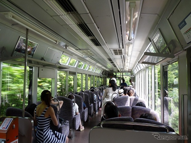 叡山電鉄は今年も「青もみじ」が見頃を迎える4月から6月にかけて「もみじのトンネル」区間での徐行運転を行う。写真は「もみじのトンネル」を走行中の900系「きらら」。