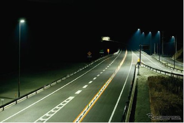 高速自動車国道の道路照明の施設例