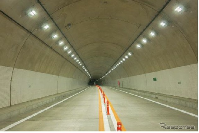 トンネル入口部照明の施設例