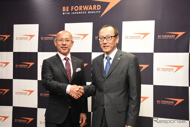 握手するビッグウェーブの服部厚司社長（右）とビィ・フォアードの山川博功社長（左）