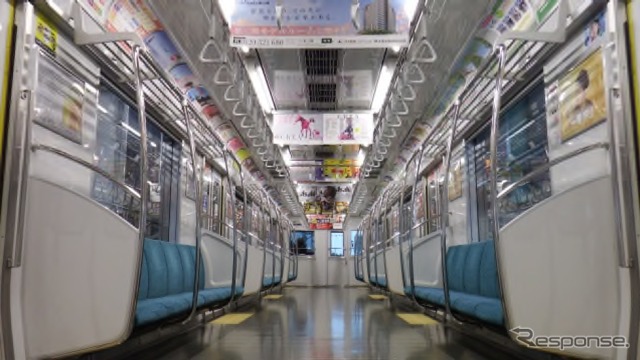 車内照明がLEDに切り替えられたTX車両。3月31日までに全て車両の車内照明がLED化された。