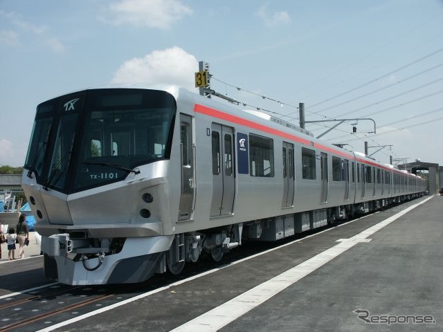 TXの車両は車内照明が全てLED化された。写真はTX-1000系。