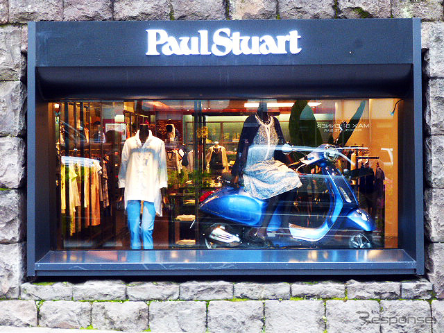 ポール・スチュアート青山店（渋谷区神宮前5-7-20）の空間にとけ込む最新ベスパたち