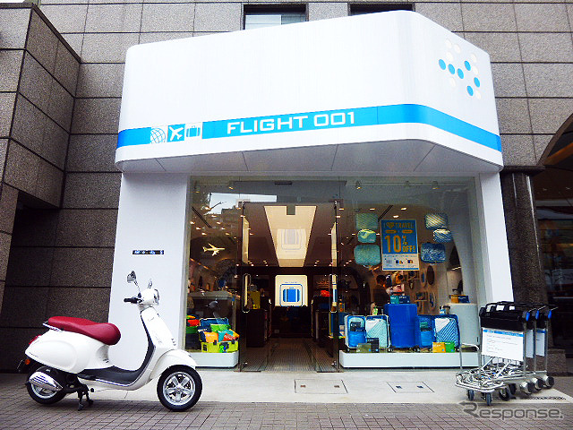 ニューヨーク発祥のトラベルグッズショップ、FLIGHT001 原宿店(渋谷区神宮前6-17-11)とコラボレーションしたベスパ『プリマベーラ 50』