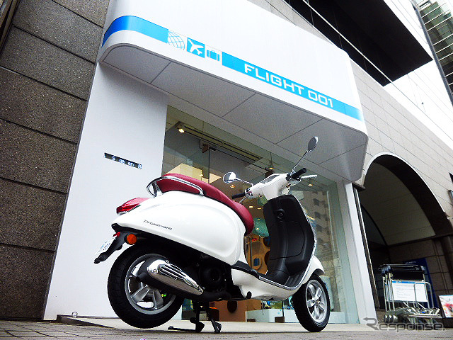 ニューヨーク発祥のトラベルグッズショップ、FLIGHT001 原宿店(渋谷区神宮前6-17-11)とコラボレーションしたベスパ『プリマベーラ 50』