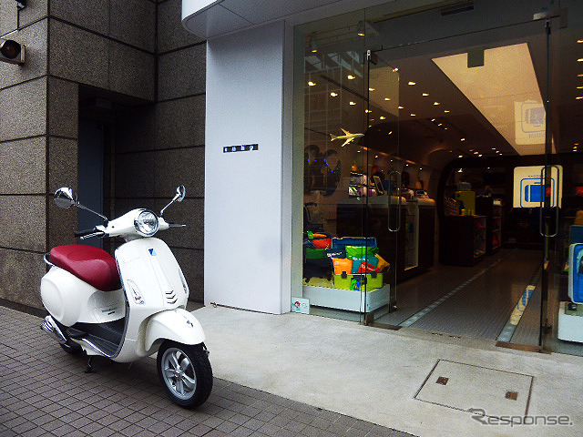 ニューヨーク発祥のトラベルグッズショップ、FLIGHT001 原宿店(渋谷区神宮前6-17-11)とコラボレーションしたベスパ『プリマベーラ 50』