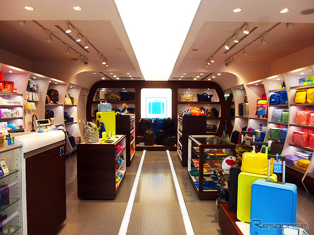 ニューヨーク発祥のトラベルグッズショップ、FLIGHT001 原宿店(渋谷区神宮前6-17-11)。カラフルな旅モノが並ぶ
