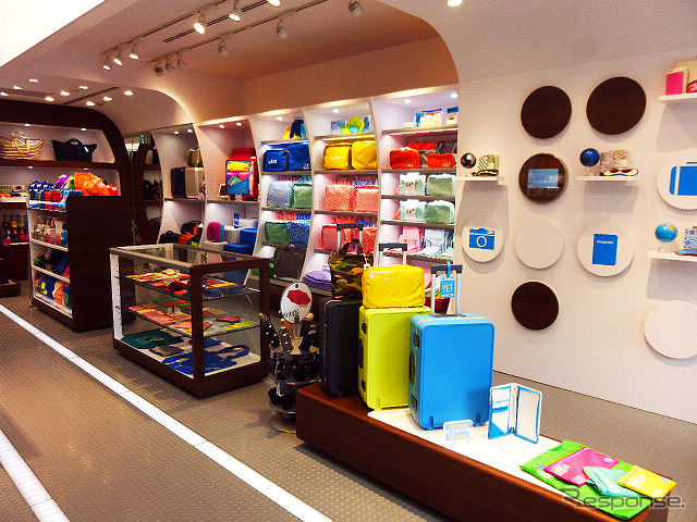 ニューヨーク発祥のトラベルグッズショップ、FLIGHT001 原宿店(渋谷区神宮前6-17-11)。カラフルな旅モノが並ぶ