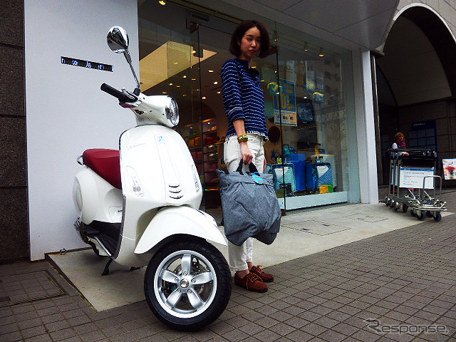 ニューヨーク発祥のトラベルグッズショップ、FLIGHT001 原宿店(渋谷区神宮前6-17-11)とコラボレーションしたベスパ『プリマベーラ 50』
