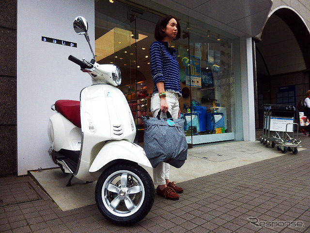 ニューヨーク発祥のトラベルグッズショップ、FLIGHT001 原宿店(渋谷区神宮前6-17-11)とコラボレーションしたベスパ『プリマベーラ 50』