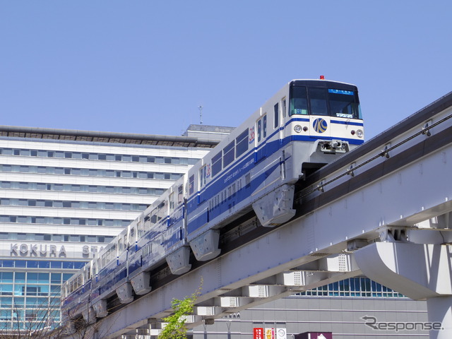 開業30周年記念の「懐かしのブルーライン列車」。クリームと青の2色による開業当時の塗装を再現したほか、車内の座席も開業時の青色に変更されている。