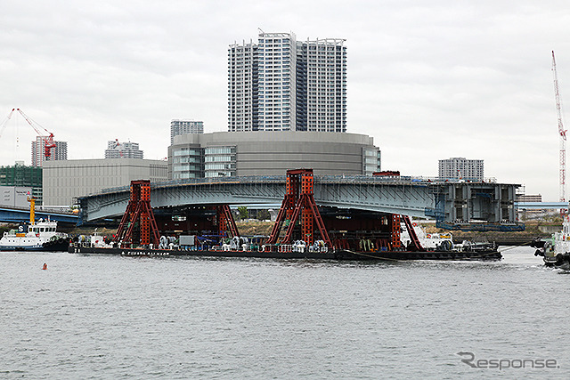 台船で晴海運河を移動する橋桁