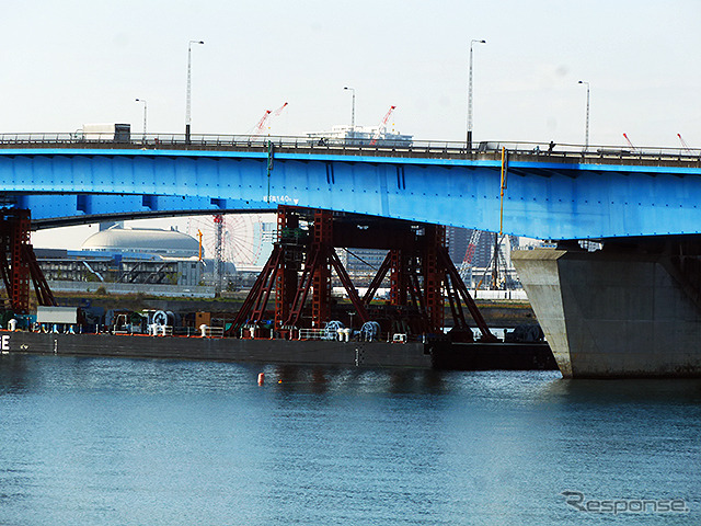 首都高10号晴海線(晴海出入口~豊洲出入口)台船リフトアップ架設工法を用いた日本最大規模の橋桁架設現場のようす(4月22日、7~9時)