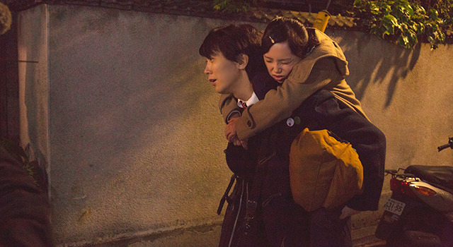 佐々木蔵之介が永作博美をおんぶ/『夫婦フーフー日記』-(C) 2015 川崎フーフ・小学館/「夫婦フーフー日記」製作委員会
