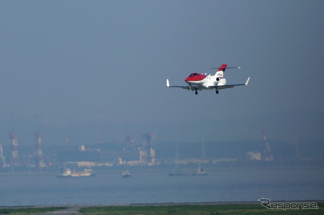 4月23日の午後2時30分、ホンダジェットが羽田空港のC滑走路（RW34R）にアプローチ。