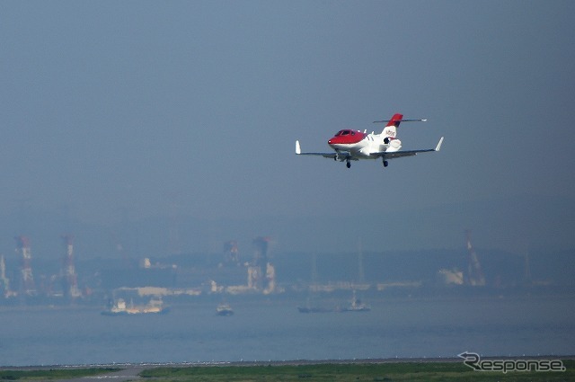 4月23日の午後2時30分、ホンダジェットが羽田空港のC滑走路(RW34R)にアプローチ。