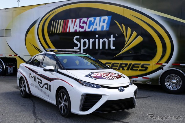 トヨタ MIRAI の NASCAR ペースカー
