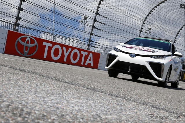 トヨタ MIRAI の NASCAR ペースカー
