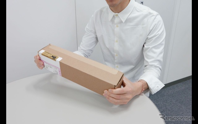 箱を前に興奮気味の編集部員ハシモト