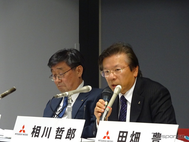 三菱自動車の相川哲郎社長(右)