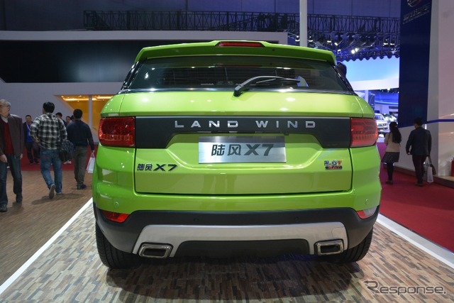 レンジローバー イヴォーク にそっくりなLAND WIND X7