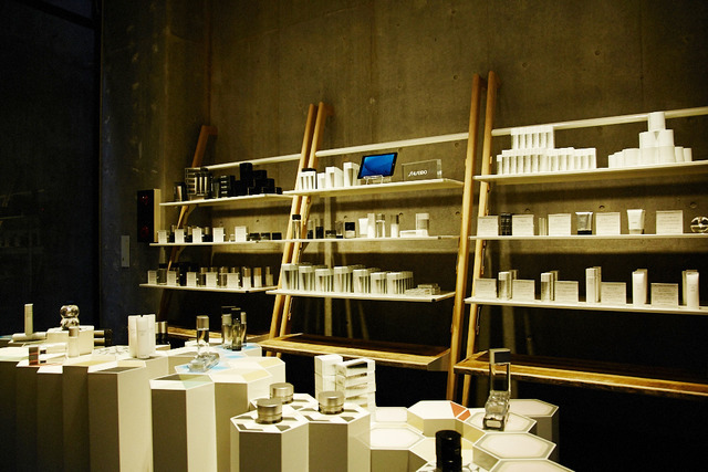 店内デザイン・ディスプレイはフランスの空間建築デザインチーム「CUT Architectures(カットアーキテクチャーズ)」が担当