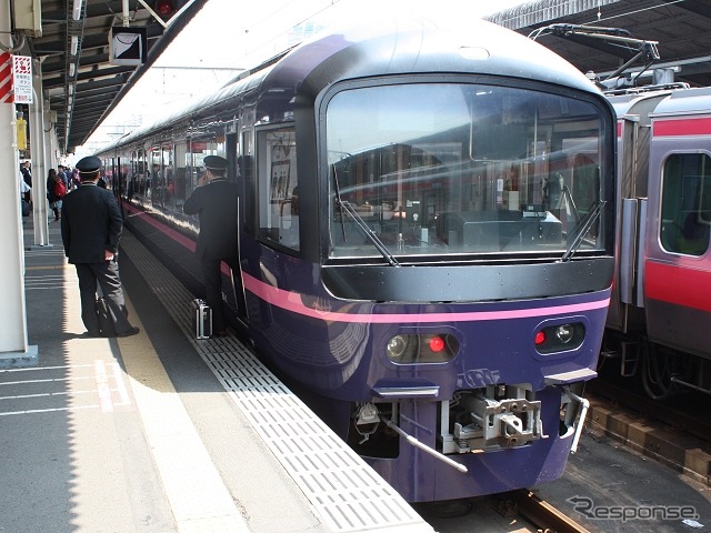 今年の『ニコニコ超会議号』はお座敷車「華」を使用。品川駅から関東の貨物線を巡りながら会場のある海浜幕張駅に向かった。