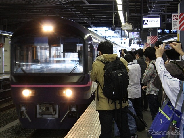 7時55分頃、『ニコニコ超会議号』が品川駅10番線に入線。参加者の多くがカメラを向けていた。