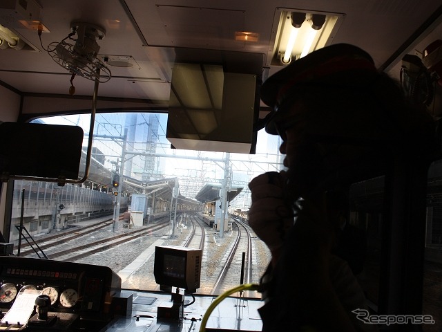めったなことでは通過しない「首都中央駅」の東京駅をゆっくりと通過。野月さんは興奮していた。