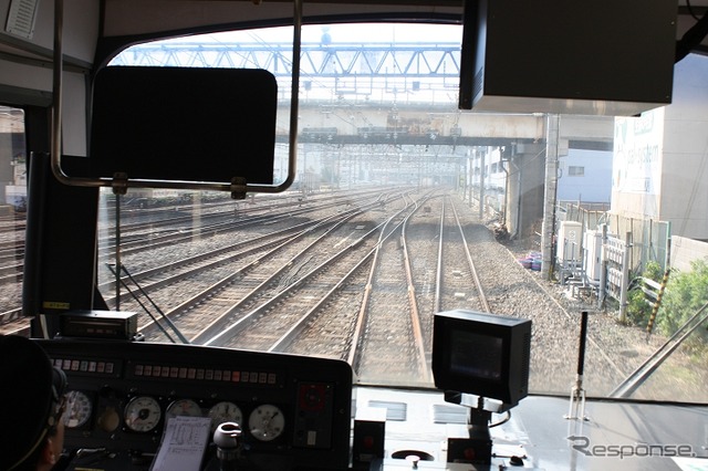 『ニコニコ超会議号』は東海道本線～上野東京ライン～東北本線（左）を経て、川口駅の先にある渡り線を使って東北貨物線（右）へ。この渡り線が使用されることはほとんどない。
