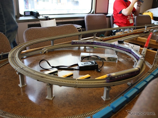 車内では多くの参加者が思い思いの時を過ごしていた。写真は鉄道模型の運転会が行われていた5号車。「華」の車内で「華」の模型車両が運転されていた。