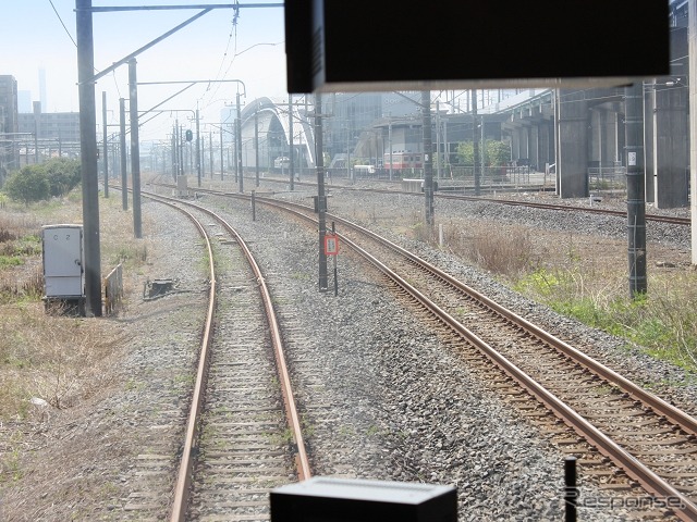 大宮駅からは川越貨物線(左)を通って川越線へ。レール上面が赤さびており、通常は使用されていない線路であることが分かる。