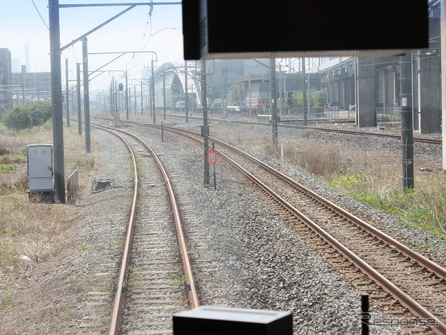 大宮駅からは川越貨物線（左）を通って川越線へ。レール上面が赤さびており、通常は使用されていない線路であることが分かる。