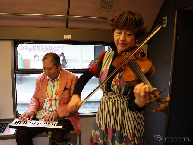 川越線内では向谷さんと大谷さんによる「風・そよぐ」の演奏が行われた。
