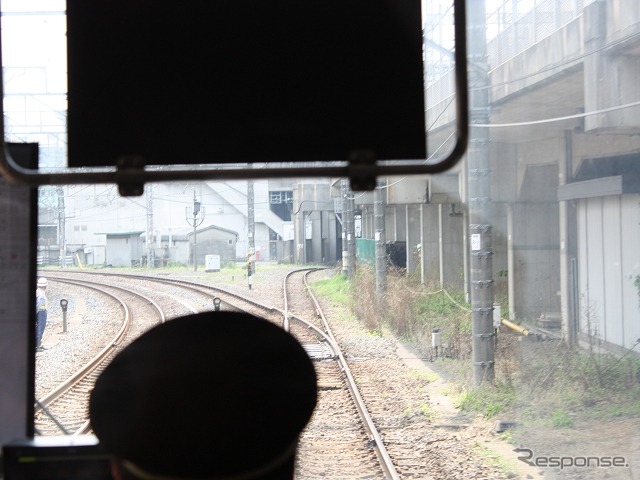 田端駅の南東側でいったん停止。常磐貨物線(左)に入る。