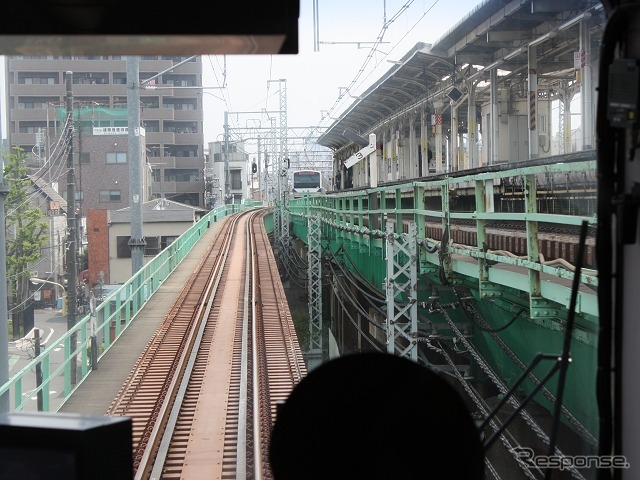 三河島駅ホーム(右)の脇を上り勾配で進み、常磐線に合流する。