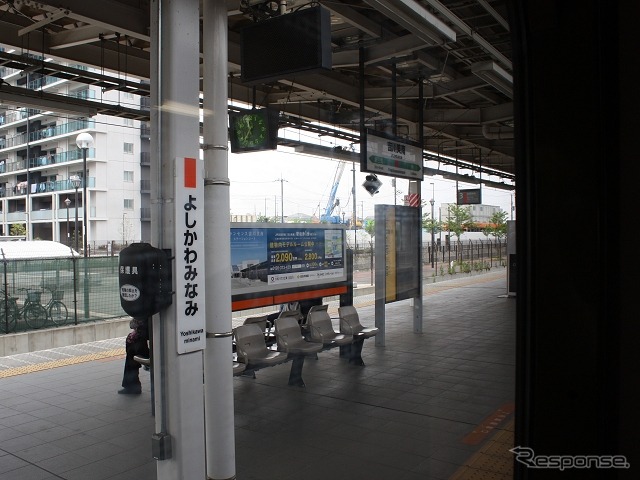 武蔵野線の吉川美南駅で約30分停車。ここで折り返して海浜幕張駅に向かう。