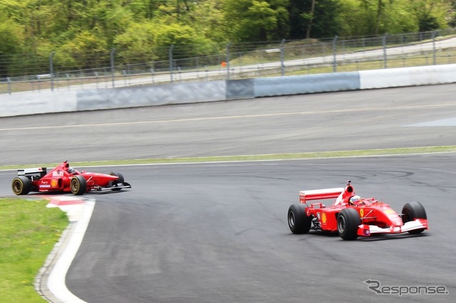 フェラーリ F2001（前）とF310（後）