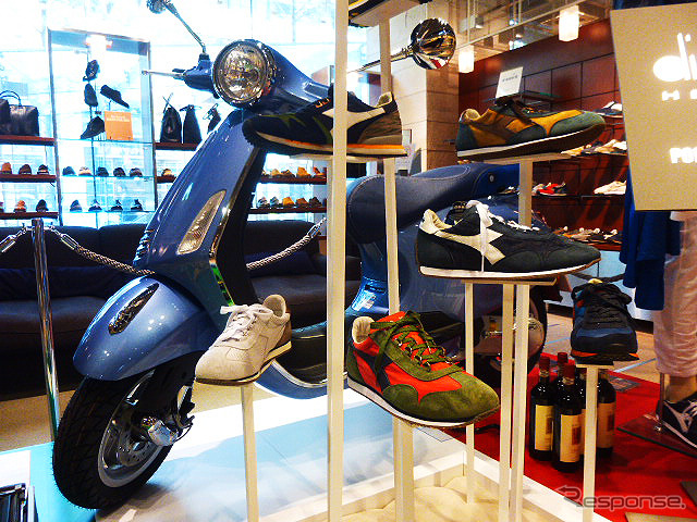 イタリアのスポーツブランド「diadora」のスニーカーをイメージし、シートにカスタムを施したベスパ『プリマベーラ50』が、「ビームスハウス丸の内」(丸ビル1F)に特別展示されている