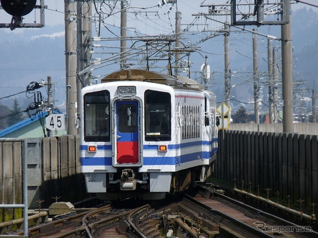 北越急行はゴールデンウィーク期間中に上越新幹線接続の臨時快速を運行する。写真は北越急行ほくほく線の列車。