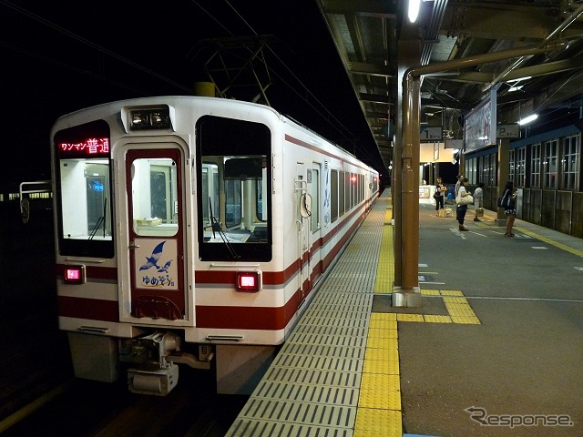 停車駅は越後湯沢・六日町・十日町・まつだい4駅で、それ以外の途中駅には停車しない。写真は十日町駅に停車中の北越急行の列車。