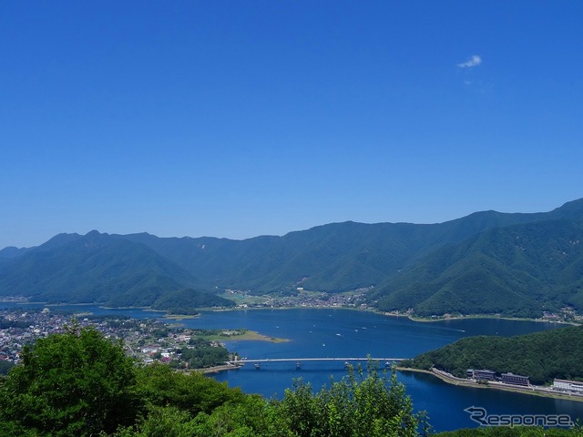 カチカチ山ロープウェイは河口湖東岸のロープウェイ。ゴンドラの窓からは河口湖を一望できる。