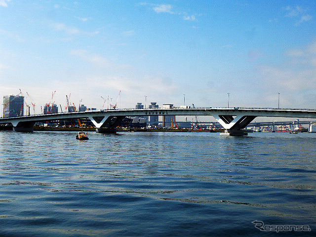 晴海側から見た環状2号・豊洲大橋。その向こうには豊洲新市場も見える