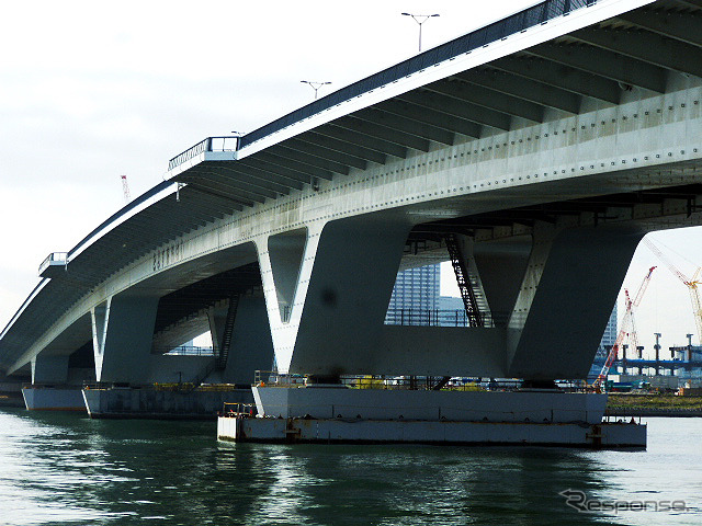 晴海側から見た環状2号・豊洲大橋。その向こうには豊洲新市場も見える