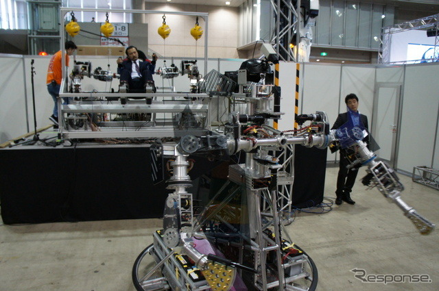 こちらのロボットは実際に操作できる。マンマシンシナジーエフェクタ(人間機械相乗効果器)を提唱する金岡克弥博士による展示。