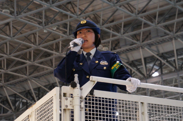 会場入口には警視庁の、いわゆる「DJポリス」も登場。